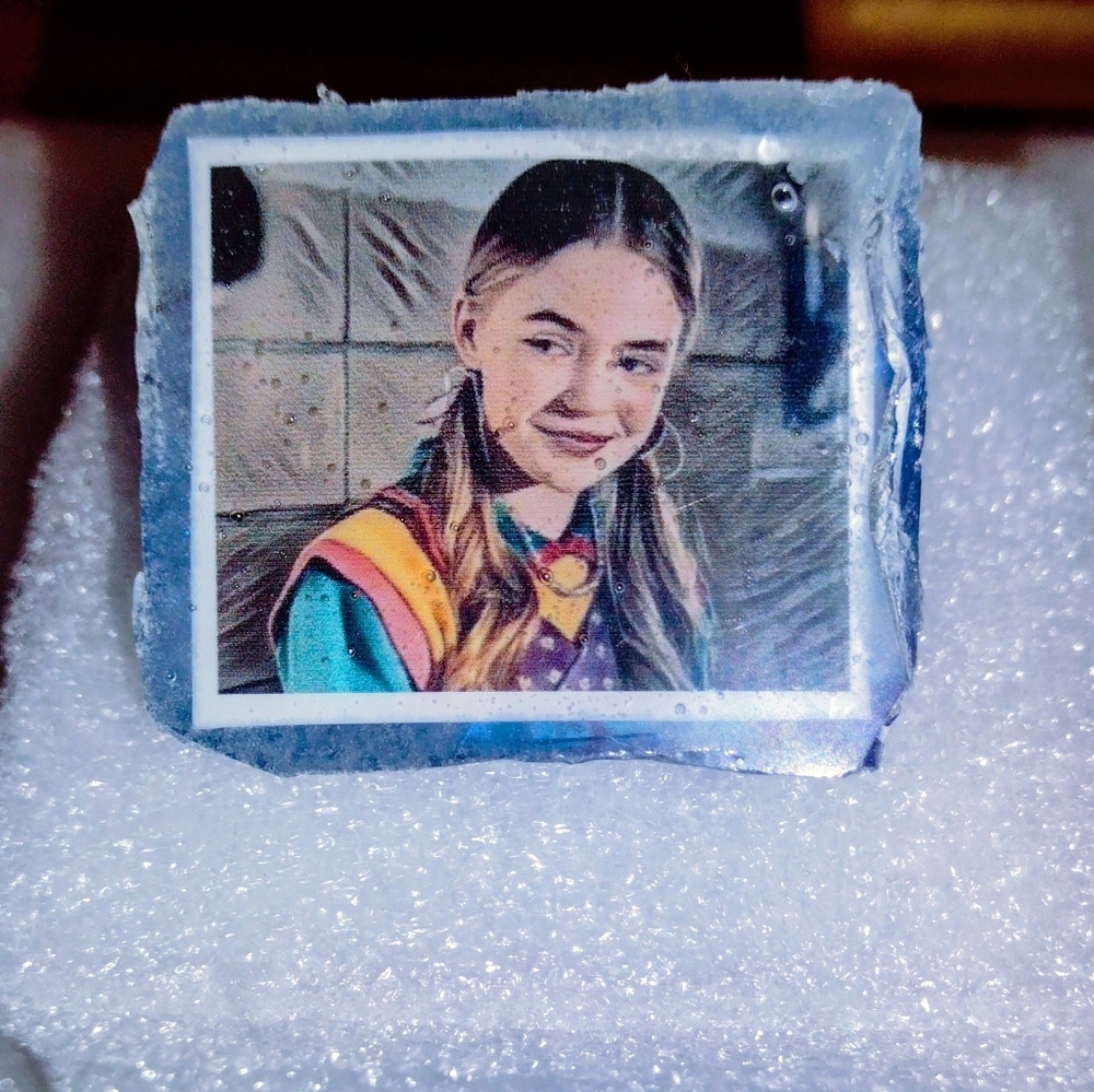STRANGER THINGS 5 HOLLY WHEELER GLOW ART PIN